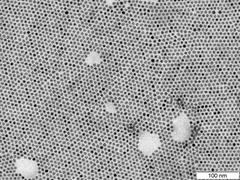 The lead sulphide nanoparticles, which are about eight nanometres (millionths of a millimetre) in size, initially arrange themselves into a layer with hexagonal symmetry. Credit: University of Hamburg, Stefan Werner